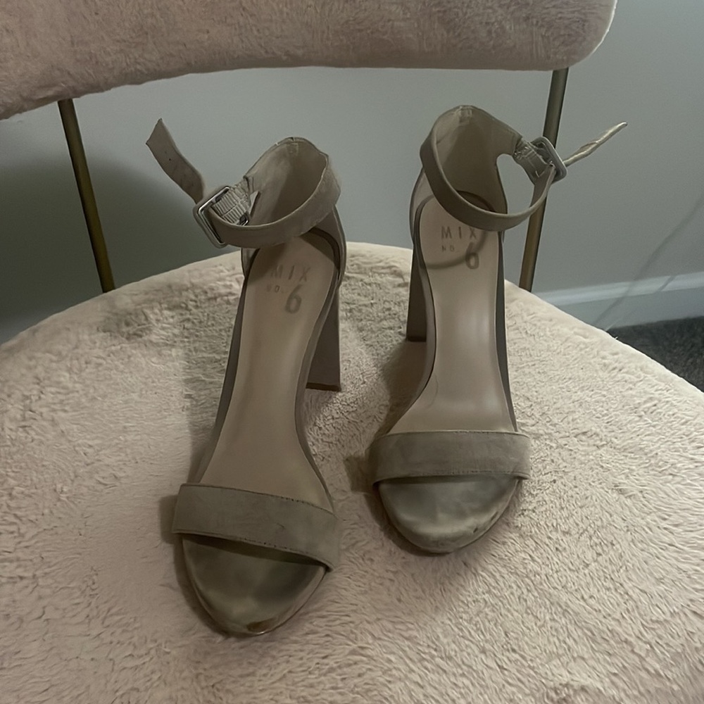 4 inch Nude heels - Picture 2 of 4